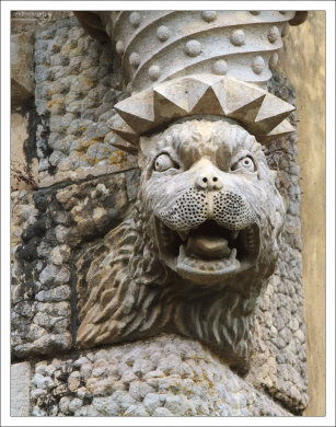 Львы в коронах на стенах Дворца Пена как символ королевской власти.