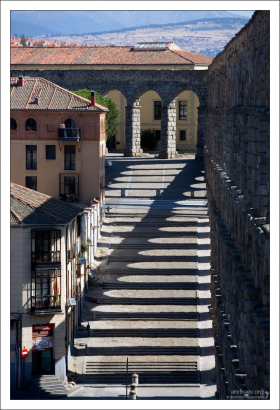 Тень от арок, из которых составлены ярусы акведука. Сеговия, Испания.