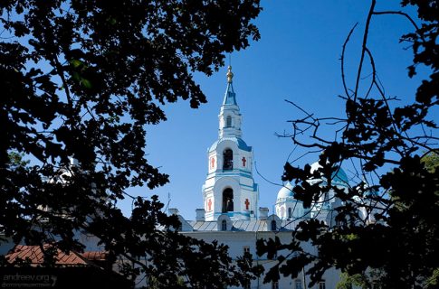 Спасо-Преображенский Валаамский монастырь высоко на холме.