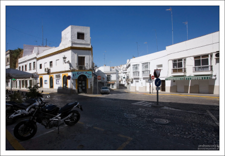 Улица, ведущая в старую часть города. Аркос-де-ла-Фронтера, Андалузия, Испания.