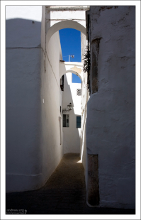 Арки, соединяющие дома, служат защитой от землетрясений. Аркос-де-ла-Фронтера, Андалузия, Испания.