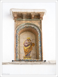 Выложенный плиткой образ на стене обычного жилого дома. Аркос-де-ла-Фронтера, Андалузия, Испания.