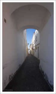 Типичная для "белой деревушки" улочка. Аркос-де-ла-Фронтера, Андалузия, Испания.