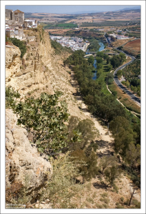 Аркос раскинулся на крутой и высокой (166 м) скале, омываемой рекой Гвадалете.