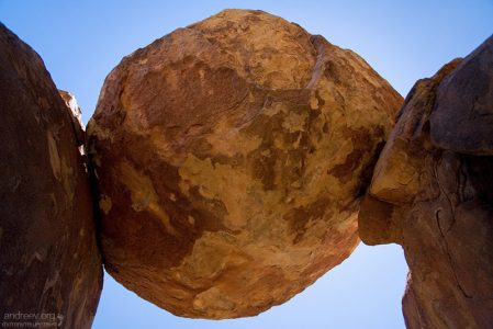 Балансирующая скала в проекции снизу.