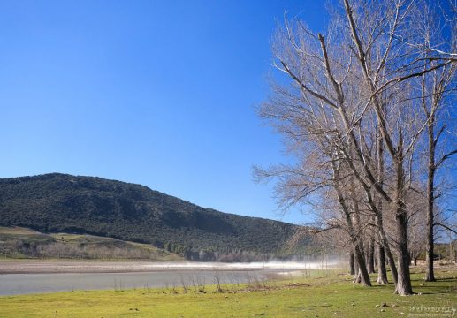 Зажатое между холмов озеро Dayet Aoua.