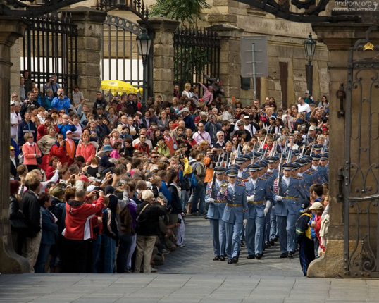 Целая рота гвардейцев. Туристы в экстазе.
