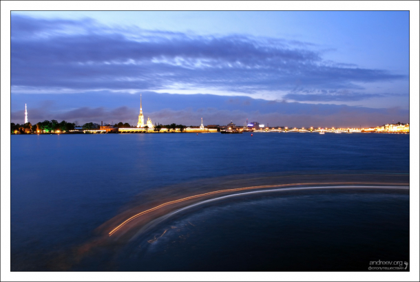 Катер-призрак на фоне Петропавловской крепости.