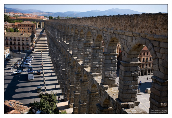 Акведук транспортировал воду из реки Fuente Fria, расположенной в 17 км от города. Сеговия, Испания.