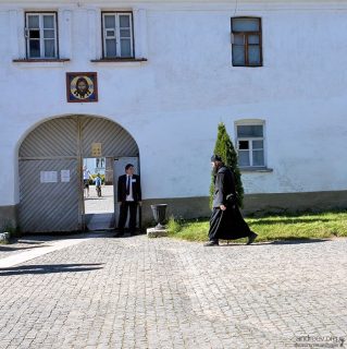 Монах, спешащий по своим делам.