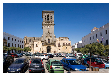 Church of Santa Maria рядом с обзорной площадкой. Аркос-де-ла-Фронтера, Андалузия, Испания.