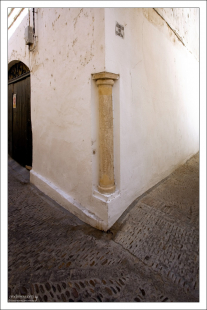 Римская колонна, вмурованная в угол дома. Аркос-де-ла-Фронтера, Андалузия, Испания.