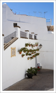 Белый цвет стен спасает от жары. Аркос-де-ла-Фронтера, Андалузия, Испания.