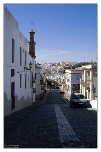 Спуск к современной части города. Аркос-де-ла-Фронтера, Андалузия, Испания.