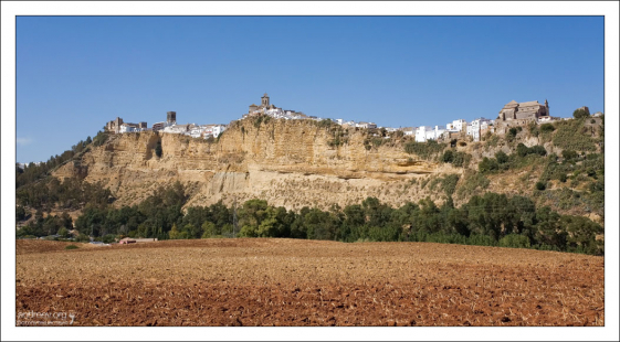 Череда белоснежных домиков, повторяющих рельеф скалы. Аркос-де-ла-Фронтера, Андалузия, Испания.