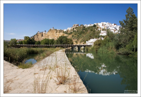 Новый мост и обочина дороги El Bosque. Аркос-де-ла-Фронтера, Андалузия, Испания.