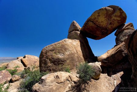 Балансирующая скала в конце тропы Grapevine Hills Trail.