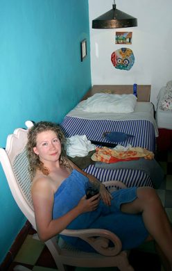 Катя в номере отеля "Luz en Yucatan" в Мериде.