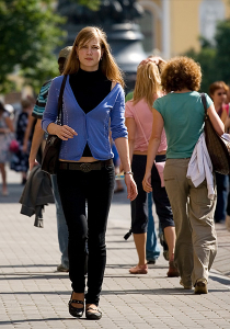 Девушка в узких джинсах.