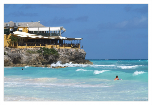 Пляж Worthing beach на юге острова.