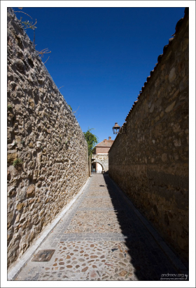 Средневековые крепостные стены вокруг города. Сеговия, Испания.