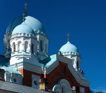 Преображенский собор. Двухэтажный красавец высотой 43 метра с 72-метровой колокольней сочетает в себе черты византийского и русского стиля.