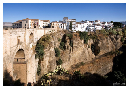 Пуэнте-Нуэво (исп. Puente Nuevo — «Новый мост») — мост 18-го века через реку Гуадалевин. Ронда, Андалузия, Испания.