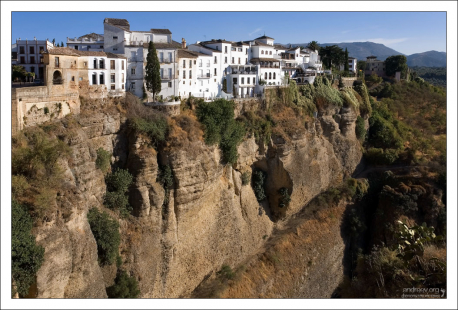 Белые домики, прилепившиеся к самому краю ущелья Тахо-де-Ронда. Ронда, Андалузия, Испания.