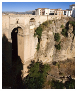 Высота Puente Nuevo - 98 метров. Ронда, Андалузия, Испания.