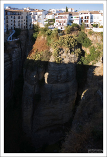 Отвесные скалы, на которых раскинулась белая деревушка. Ронда, Андалузия, Испания.