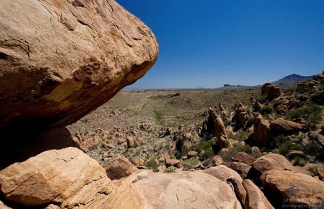 Пустыня с обратной стороны Балансирующей скалы.