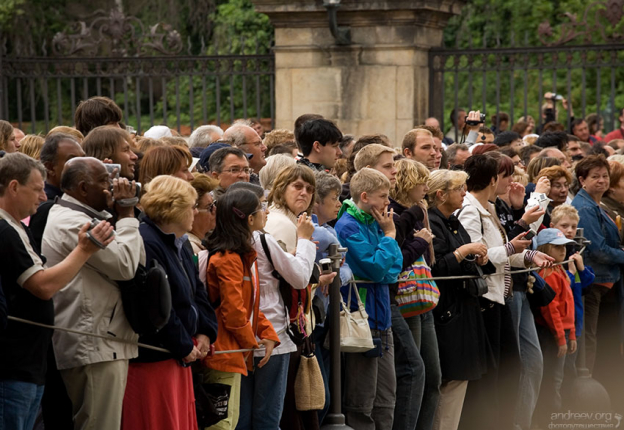 Туристы с фотоаппаратами и камерами наизготовку.