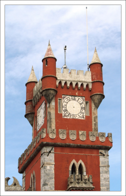 Часовая башня с солнечными часами. Palácio Nacional da Pena.