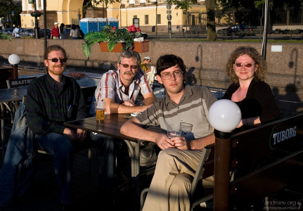 Два Дениса, Катя и Илья на палубе плавучего ресторана на Адмиралтейской набережной. В узких кругах фотография носит название "Общество слепых" :)