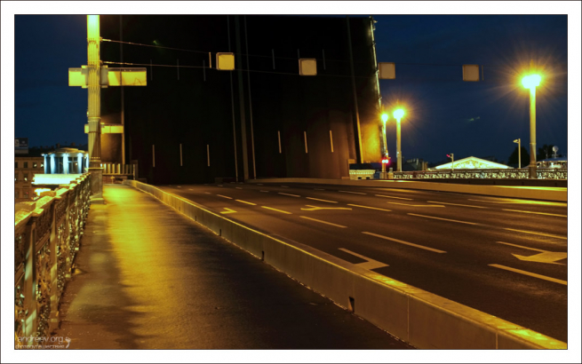 Поднятый центральный пролёт Дворцового моста.