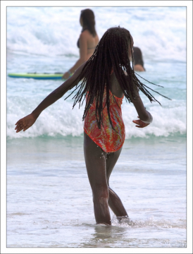 Местная девочка на пляже Worthing beach.