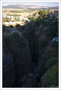 Зажатая ущельем речка Гуадалевин. Ронда, Андалузия, Испания.