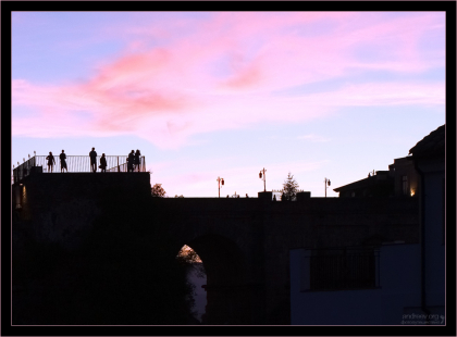 Люди на закате на смотровой площадке Нового моста. Ронда, Андалузия, Испания.