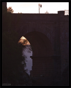 Центральный пролет Puente Nuevo на закате. Ронда, Андалузия, Испания.