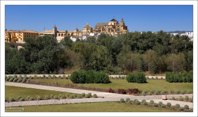 Башни Мескиты на противоположном берегу Гвадалквивира.