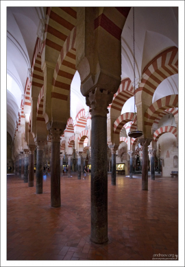 Колонны Мескиты украшены арками в красно-белой тональности.