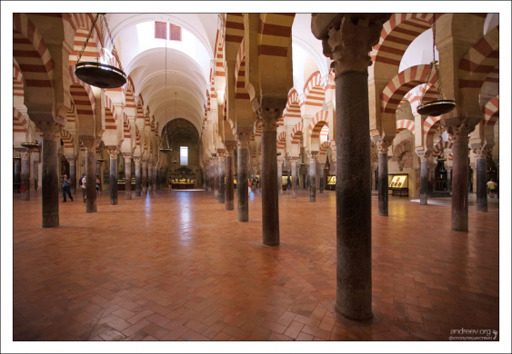 Гигантский лес из 850-ти колонн в Меските.