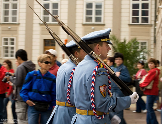 На рукавах нашивка “Hradni Straz”. Девушки сворачивают головы на красавцев.