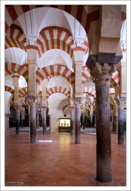 Высота колонн мечети чуть более трех метров.