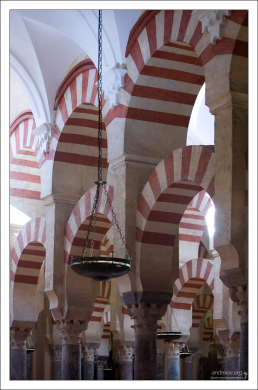 Двухъярусные арки, выложенные полосами двух цветов.