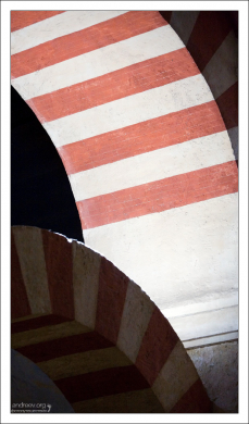 Внутренняя поверхность арок в Меските.