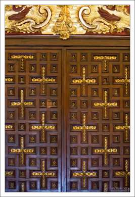 Резные деревянные двери с позолотой в христианской части Мескиты.