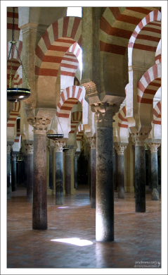 Колонны в Меските выполнены из разных материалов, хотя на первый взгляд не отличаются.