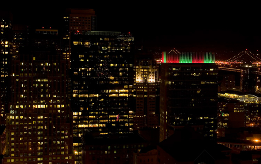 Ночной вид на Сан-Франциско из окна номера в отеле на 34-м этаже.