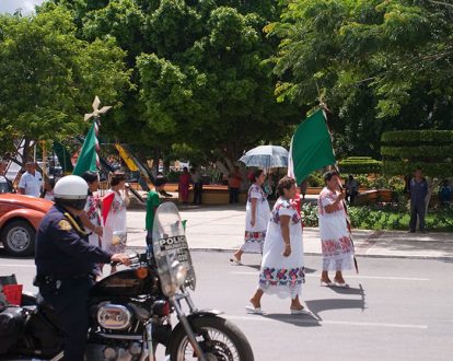 Женщины в национальных платьях-huipiles на демонстрации в Умане.